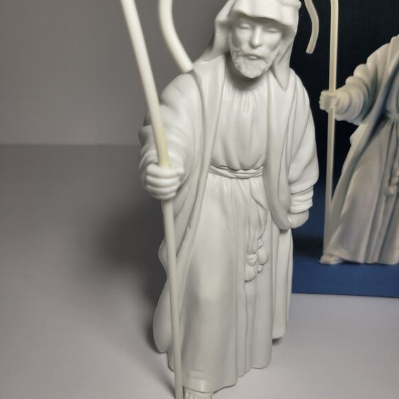 Avon Nativity Collectibles: THE SHEPERD Porcelain Christmas Figurine 1983 - Picture 2 of 4